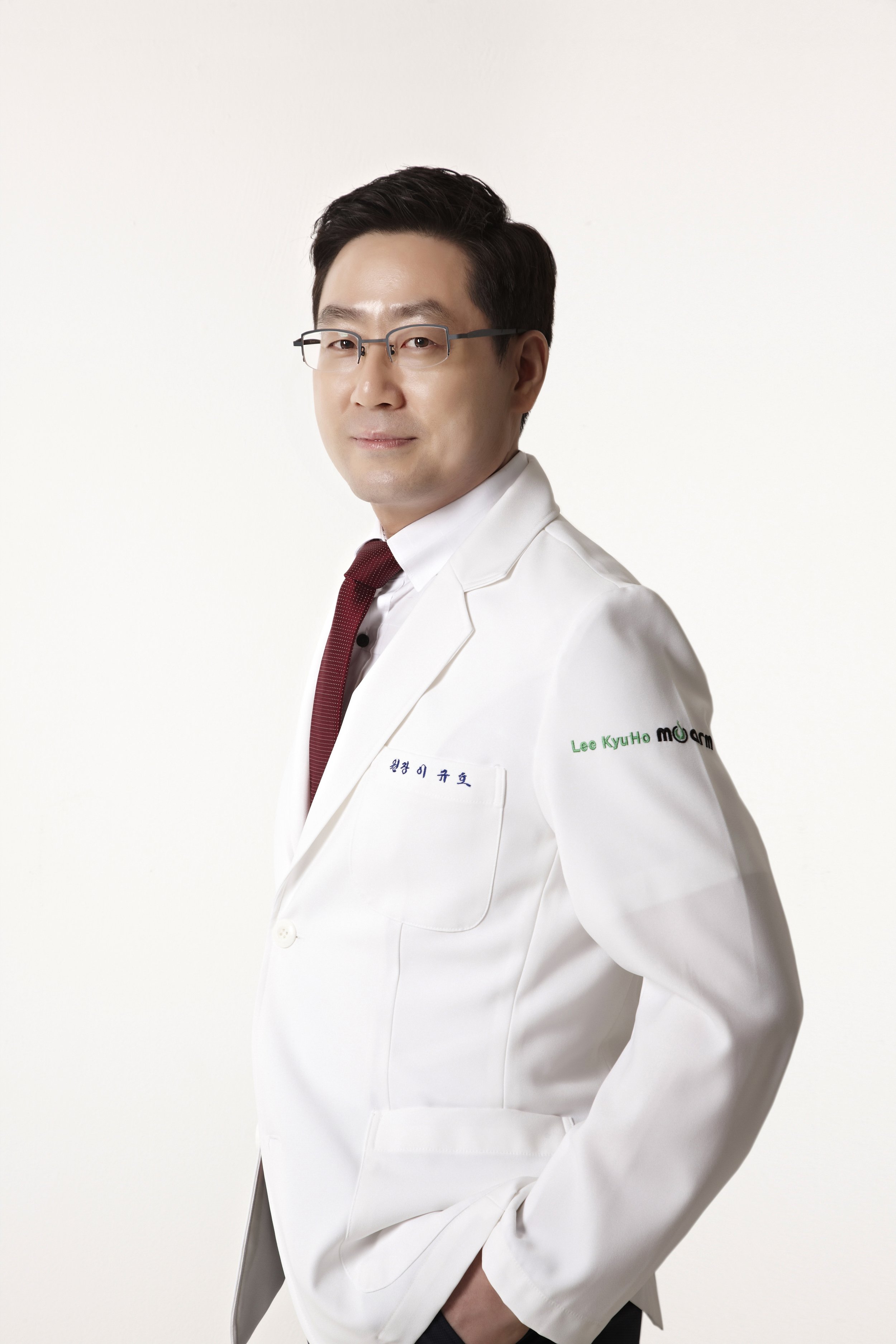 Kyuho Lee - Hair Transplant Surgeon at www.moarmhair.com